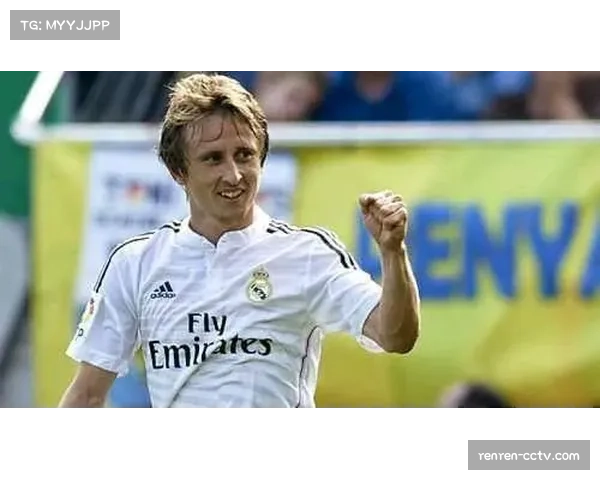 特写:伯纳乌全场起立鼓掌,莫德里奇替补登场完成俱乐部600场里程碑